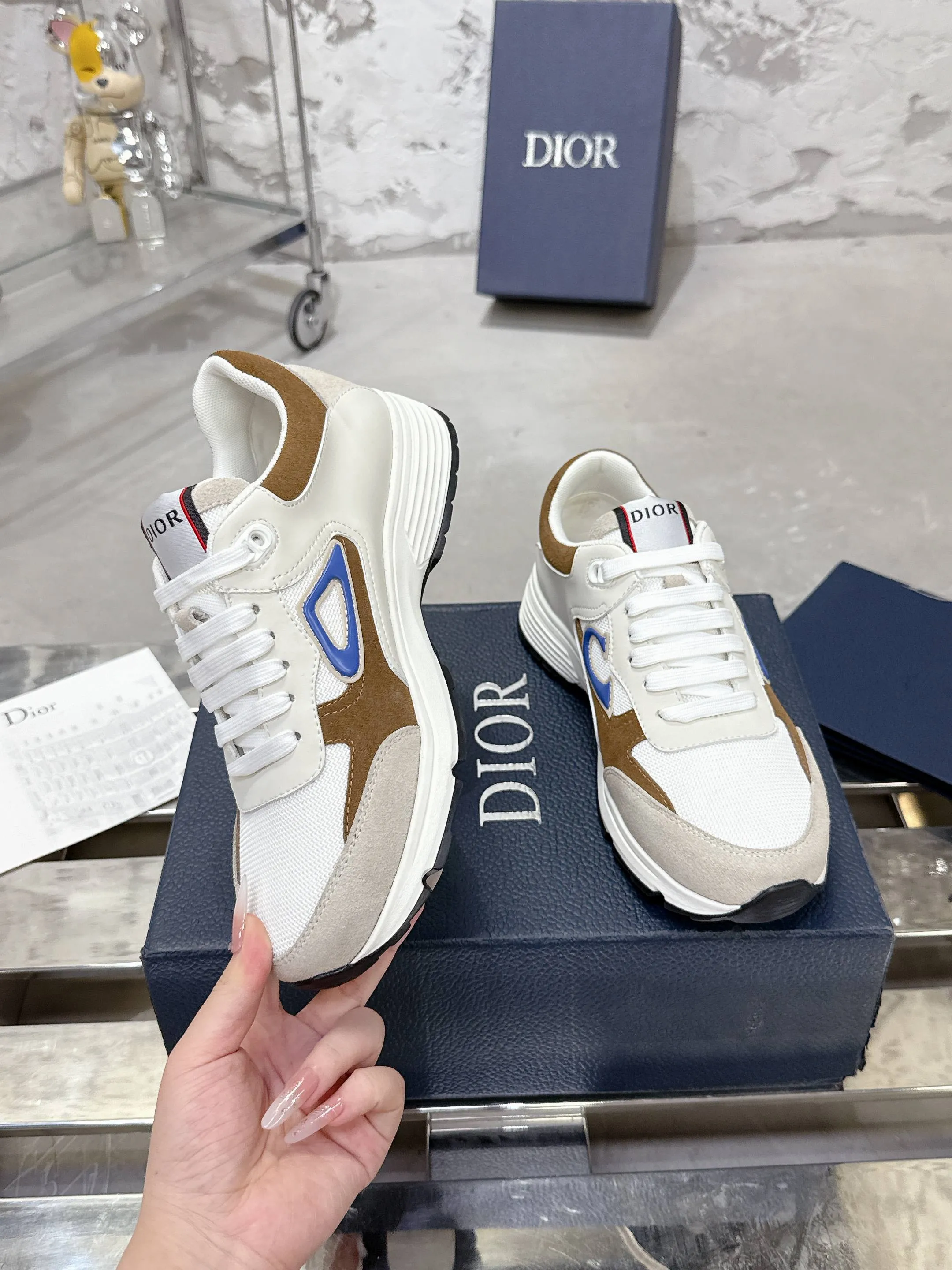 Men's men's shoes💰580💰 Dior Dior's latest color matching B30 series dad sneakers original 17960💰 purchased for development and production Brand new B30 sneakers Dad Shoes style shoes that follow the trend of the retro market The Dior logo on the tongue also indicates that this pair of shoes is the B30 model! B30 uses fine-textured leather and mesh cloth materials to form a shoe body. There are conspicuous letters CD on both sides of the shoe body to indicate identity. Many lines on the shoe body outline details to make the shoes look less monotonous and full of retro flavor. The delivery counter is exquisitely packaged🛍📦 ▪️Fabric: Original customized technical fabric + mesh ▪️Inner lining: Customized breathable lining ▪️Outsole: Original molded IP foam + TPU outsole ▪️Sole thickness: 3.5CM ▪️Size: Men's size 39-46 (Male size 38.45.46 customized)